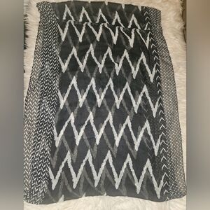 Black & White Graphic Print Infinity Scarf – Lightweight & Soft